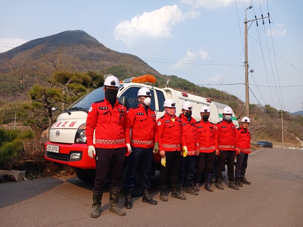 산청 시천면 산불 현장에 파견된 거창군 소속 산불예방전문진화대원. /김태섭 기자