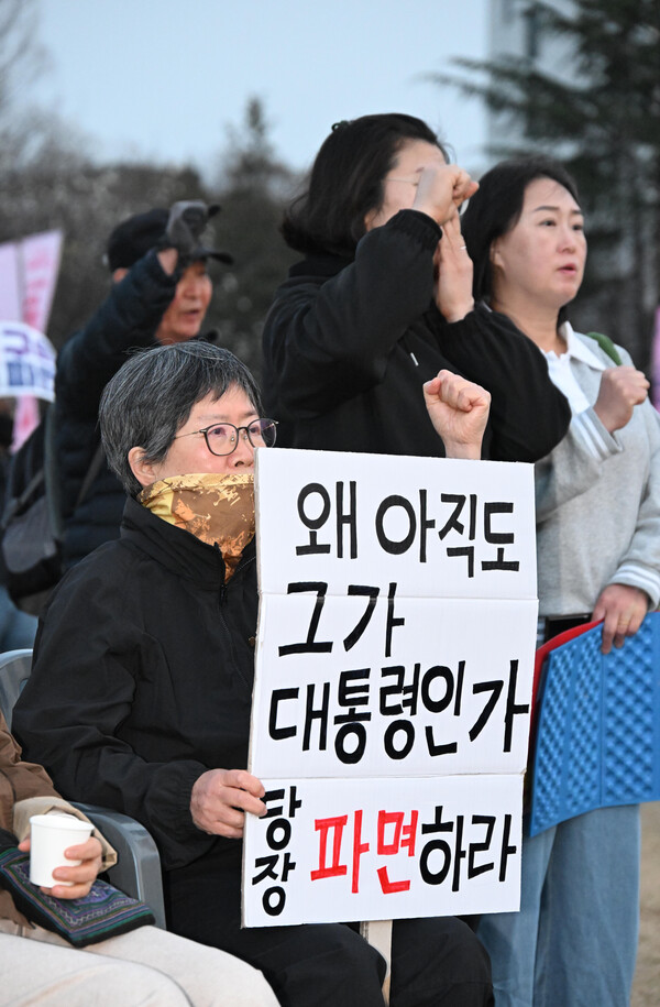 '윤석열 대통령 탄핵 촉구' 시민대회가 24일 오후 6시 30분 창원시청광장에서 열렸다. /김구연 기자