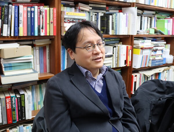 논문 〈산업도시 마산의 쇠퇴〉(2024)을 쓴 지주형 경남대학교 사회학과 교수. /백솔빈 기자