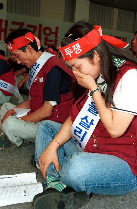 1998년 경남 마산시 양덕동(현 창원시 마산회원구) 한일합섬 사수 결의대회 행사장에서 촬영한 사진. /김구연 기자