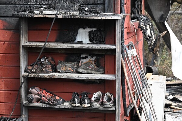 산청군 시천면 외공마을 주택 현관에  있는 신발장 신발들이 불에 타 검게 변해 있다.  /김구연 기자 sajin@idomin.com