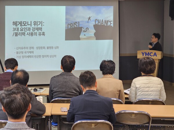 지주형 경남대 사회학과 교수가 25일 오전 7시 창원시 마산회원구 회원동 마산YMCA 청년관에서 발언하고 있다. 