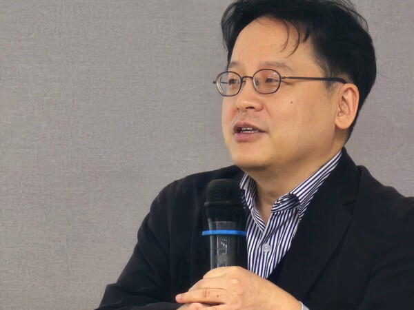 지주형 경남대 사회학과 교수가 25일 오전 7시 창원시 마산회원구 회원동 마산YMCA 청년관에서 발언하고 있다. 그는 이날 아침논단 109회 연사로 나서 ‘12.3 내란과 국가, 민주주의의 위기와 권위주의적 퇴행’을 주제로 강연했다. /최석환 기자