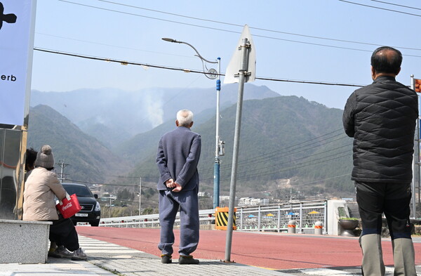 산청군 시천면 덕산약초시장 앞에서 주민들이 화재현장을 지켜보고 있다.  /김구연 기자 sajin@idomin.com