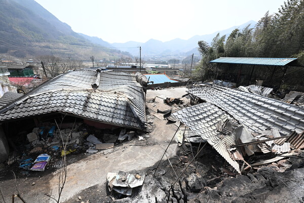 25일 산청군 시천면 외공마을 주택들이 불에 타 무너져 있거나 새까맣게 변해 있다. /김구연 기자 sajin@idomin.com