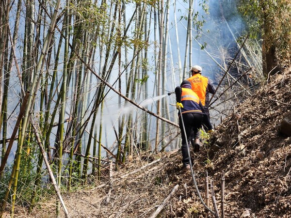 25일 하동군 옥종면 의용소방대원들이 진화작업을 하고 있다. /이영호 기자
