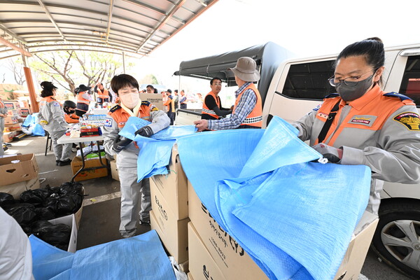 25일 산청군의용대소방대 대원들이 산청군 시천면 덕산고등학교 소방본부에서 진화대원지원 자원봉사를 하고 있다. /김구연 기자