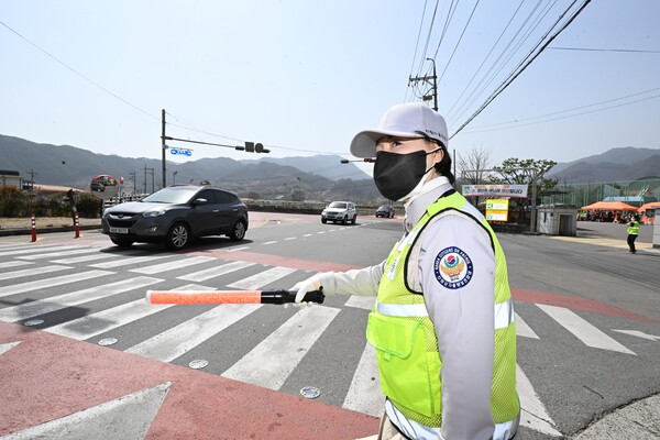 25일 산청군자율방법대 회원들이 산청군 시천면 덕산고등학교 앞 교차로에서 교통통제 자원봉사를 하고 있다. /김구연 기자 sajin@idomin.com
