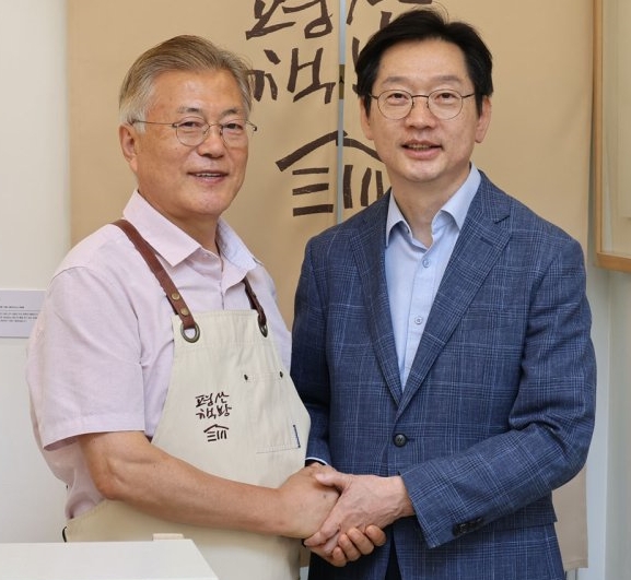 문재인(왼쪽) 전 대통령과 김경수 전 경남도지사. /연합뉴스