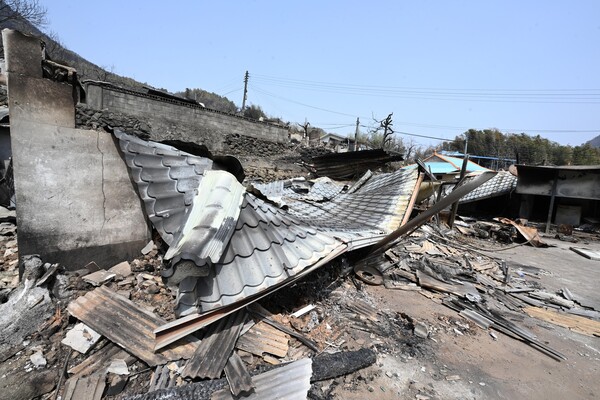25일 산청군 시천면 외공마을 주택들이 불에 타 무너져 있거나 새까맣게 변해 있다. /김구연 기자 sajin@idomin.com