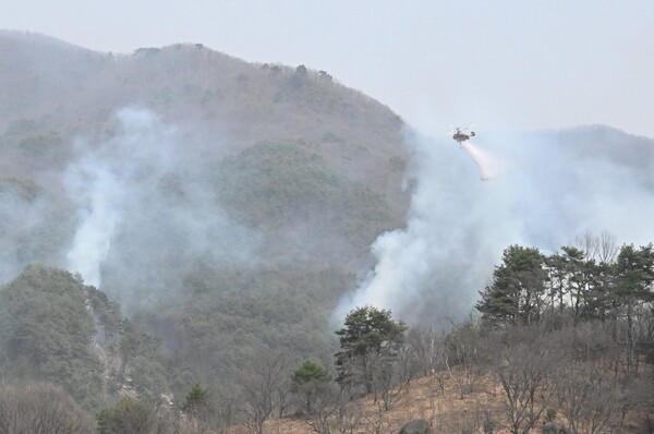 25일 산청군 시천면 신천리 산청양수발전소 맞은편 산에 연기가 피어오르고 있어 헬기가 물을 뿌리고 있다. /김구연 기자