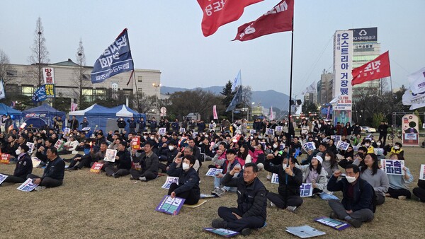 윤석열즉각퇴진·사회대개혁 경남비상행동은 25일 오후 6시 30분 창원시청광장에서 윤석열 대통령 탄핵 촉구 시민대회를 열었다. 이날 참가자들이 구호를 외치고 있다. /안지산 기자