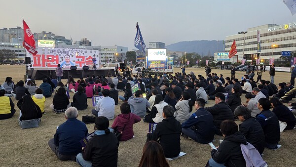 윤석열즉각퇴진·사회대개혁 경남비상행동은 25일 오후 6시 30분 창원시청광장에서 윤석열 대통령 탄핵 촉구 시민대회를 열었다. 이날 참가자들이 시민 발언을 경청하고 있다. /안지산 기자