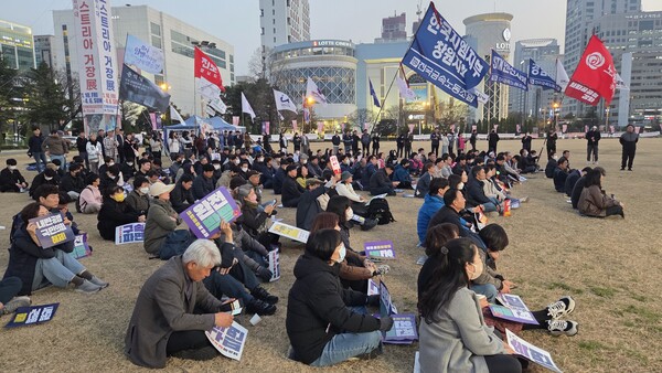 윤석열즉각퇴진·사회대개혁 경남비상행동은 25일 오후 6시 30분 창원시청광장에서 윤석열 대통령 탄핵 촉구 시민대회를 열었다. 이날 참가자들이 시민 발언을 경청하고 있다. /안지산 기자