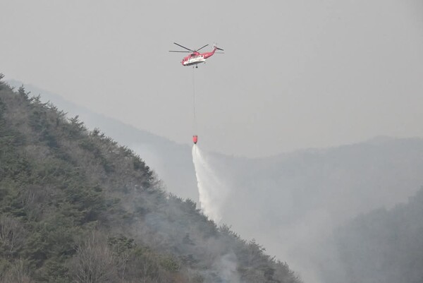 산불 발생 엿새째를 맞는 26일 산청·하동 산불이 지리산국립공원 경계지역 200m까지 접근했다.  26일 오전 하동군 옥종면 종화리 산불 지역에 헬기가 동원돼 불을 끄고 있다. /김구연 기자
