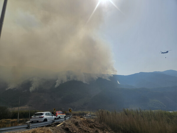 25일 오전 10시 10분 하동 옥종면 위태리 인근 모습. 산불 지역에서 심한 연기가 보인다.  /산림청