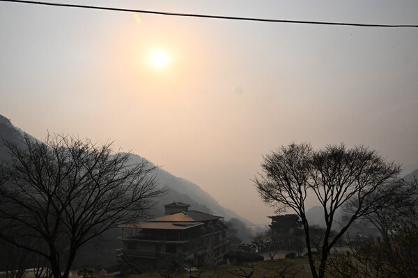26일 오전 산청군 시천면 지리산 중산리 계곡, 삼당,동당,신천마을 위로 연기가 가득 차 있다.