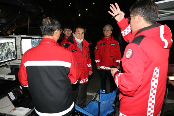 나동연 양산시장이 25일부터 설치한 대운산 현장본부에서 이틀째 진화작업을 지휘하고 있다. /양산시