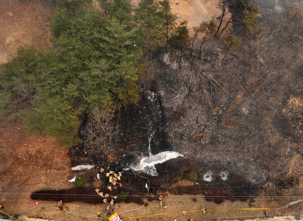 26일 오후 경북 의성군 신평면 교안리 야산에 산불진화용 헬기가 추락해 당국이 사고 수습을 하고 있다. 헬기 조종사는 사고 현장에서 사망 한 채 발견됐다. /연합뉴스