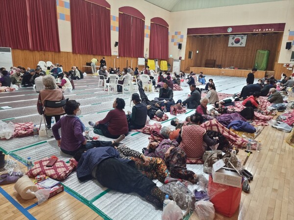 지난 25일 오후 진주 수곡면 인근 산에서 산불이 발생하자 지역 주민들이 진서중학교로 대피했다. /진주시