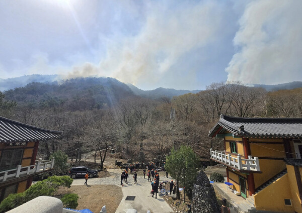하동군 옥종면 청계산 주변 야산에서 산불이 계속되면서 26일 소방대원들이 방화선을 구축하고 있다. /이영호 기자
