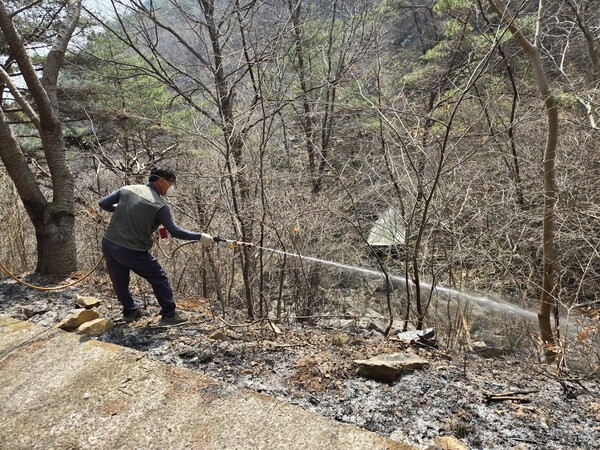 26일 하동 청계산 주변에서 옥종면 주민이 진화작업을 하고 있다. /이영호 기자