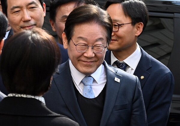 더불어민주당 이재명 대표가 26일 서울 서초구 서울고등법원에서 열린 공직선거법 위반 항소심에서 무죄를 선고받은 뒤 법정을 나서고 있다. /연합뉴스