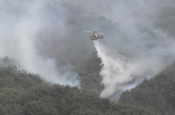 헬기가 지난 25일 산청군 시천면 신천리 산청양수발전소 맞은편 산에 물을 뿌리고 있다. 이 마을은 시천면소재지 산너머 마을이다. /김구연 기자