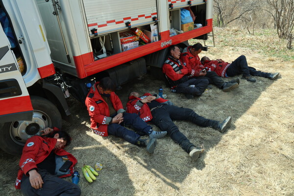 26일 오후 경남 산청군 시천면 산불 현장에서 진화대원들이 진화작업 중 휴식을 취하고 있다./산청군 제공