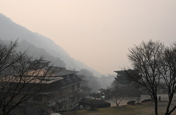  26일 오전 산청군 시천면 지리산 중산리 계곡, 삼당,동당,신천마을 위로 연기가 가득차 있다. /김구연 기자 sajin@idomin.com