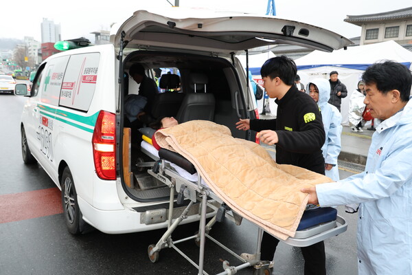 헌법재판소에 윤석열 대통령 파면을 촉구하며 10일째 단식 농성 중이던 정혜경(진보당·비례) 국회의원이 27일 오전 건강 악화로 병원에 이송되고 있다. 정 의원은 26일 밤 서울 광화문 앞에서 농민 트랙터를 탈취하려는 경찰 폭력에 목과 어깨, 등을 크게 다쳤다. /정혜경 의원실