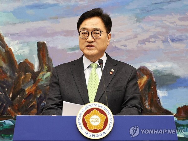 우원식 국회의장이 27일 국회에서 헌법재판소의 대통령 탄핵심판 선고 지체 상황 등과 관련한 담화문을 발표하고 있다. /연합뉴스