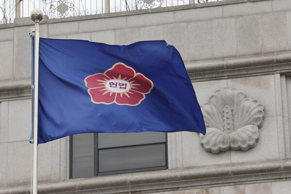 헌법재판소 깃발이 펄럭이고 있다. /연합뉴스