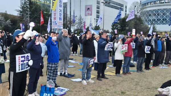 윤석열즉각퇴진·사회대개혁 경남비상행동은 28일 오후 6시 30분 창원광장에서 윤석열 대통령 탄핵 촉구 시민대회를 열었다. /남석형 기자
