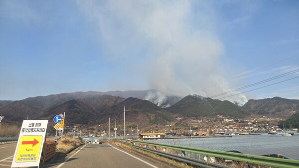 29일 오전 산청에서 바라본 지리산 일대 산불 현장 모습. /안지산 기자