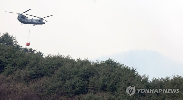 지난 28일 산청군 시천면 상공에서 CH-47 치누크 헬기가 산불 진화를 위해 이동하고 있다. /연합뉴스
