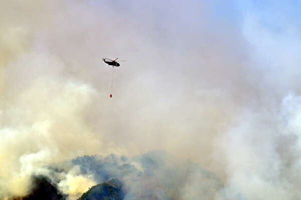 29일 오전 산청군 시천면 산불 현장에서 헬기가 진화 작업을 하고 있다. /안지산 기자