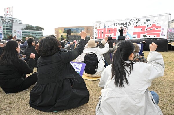 윤석열즉각퇴진·사회대개혁 경남비상행동은 29일 오후 5시 창원광장에서 윤석열 대통령 탄핵 촉구 시민대회를 열었다. /김구연 기자