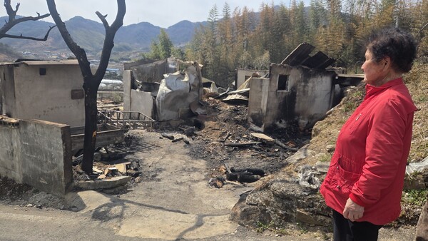 28일 오후 산청군 시천면 외공리 주민이 불에 타 새까맣게 변한 민가를 보고 있다. /안지산 기자