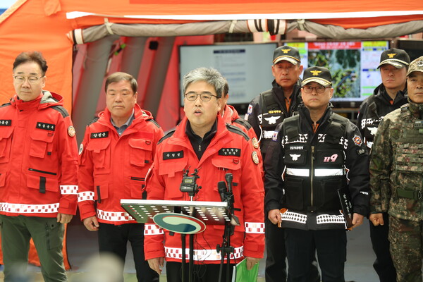 임상섭 산림청장은 30일 오후 1시 산청곶감유통센터에 설치된 산불현장통합지휘본부에서 기자회견을 열고 산청·하동 산불 주불진화를 선언하고 있다. /산청군