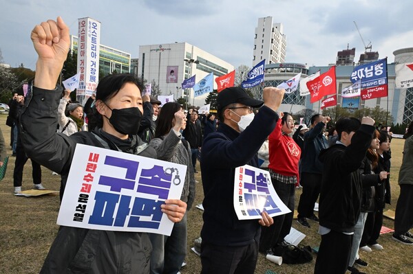 윤석열즉각퇴진·사회대개혁 경남비상행동은 29일 오후 5시 창원광장에서 윤석열 대통령 탄핵 촉구 시민대회를 열었다. 창원시민대회는 당분간 중단돼 오는 4월 4일(금) 다시 열린다. /김구연 기자