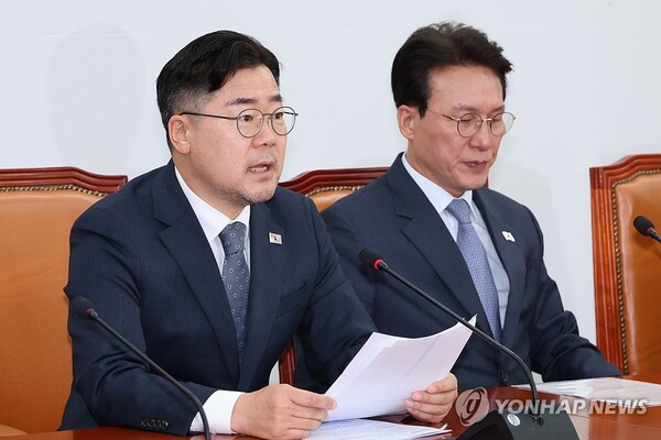 더불어민주당 박찬대(왼쪽) 원내대표가 30일 서울 여의도 국회에서 한덕수 대통령 권한대행 겸 국무총리에게 마은혁 헌법재판관 후보자를 임명할 것을 촉구하고 있다. 박 원내대표는 "한 총리가 4월 1일까지 헌법수호 책무를 이행하지 않는다면, 민주당은 중대 결심을 할 것"이라고 밝혔다. /연합뉴스