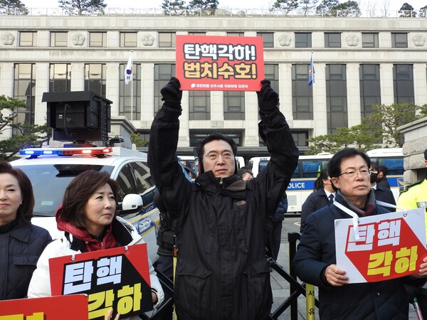 강민국 국회의원이 지난 20일 헌법재판소 앞에서 윤석열 대통령 탄핵에 반대하는 시위를 하고 있다. /강민국 누리소통망
