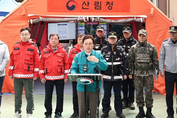 박완수 경남도지사가 30일 오후 산청군 시천면에 있는 산불통합지휘본부에서 긴급 브리핑을 열고 피해 지원책과 복구 계획을 설명하고 있다. /경남도