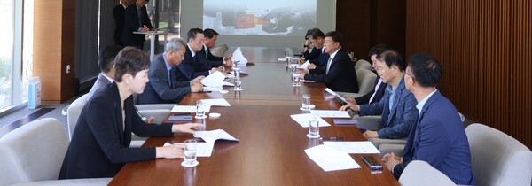 창원상공회의소 회장단이 최근 열린 회의에서 산불 피해 성금 모금과 전달을 결정하고 있다. /창원상공회의소