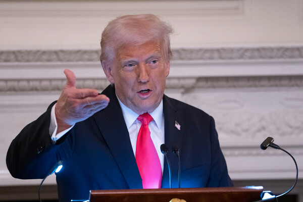 도널드 트럼프 미국 대통령이 27일(현지시각) 미국 워싱턴 DC 백악관에서 열린 백악관 만찬에서 연설하고 있다. /EPA 연합뉴스