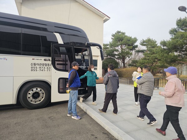 산청 대형 산불로 주민들이 무료로 지원된 전세버스에 오르고 있다. /박승진 신동아관광협동조합 대표