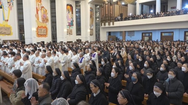 천주교 대전교구 정의평화위원회가 2024년 12월 9일 오후 7시 대전 대흥동성당에서 계엄 사태 이후 천주교 첫 시국미사를 진행하고 있다. 이 시국미사는 윤석열 대통령 1차 탄핵소추안이 국민의힘 의원 전원 퇴장 탓에 표결이 무산되고 나서 열렸다. /연합뉴스