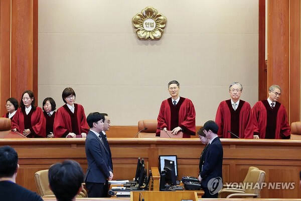 한덕수 국무총리의 탄핵심판 선고 날인 24일 서울 종로구 헌법재판소 심판정에 문형배 헌법재판소장 권한대행을 비롯한 재판관들이 입장하고 있다. 헌재는 이날 한 총리에 대한 국회의 탄핵소추를 기각했다. /연합뉴스