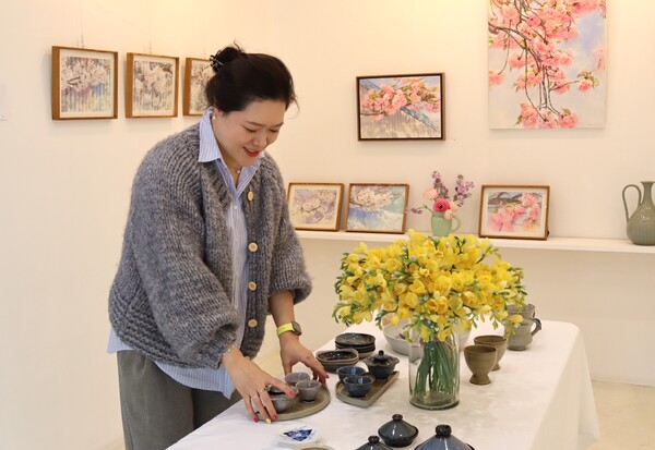 창원시 진해구 여좌동 동네 문화 활성화를 위해 공간 도자랑을 운영하는 박기정 도자랑 대표. /백솔빈 기자